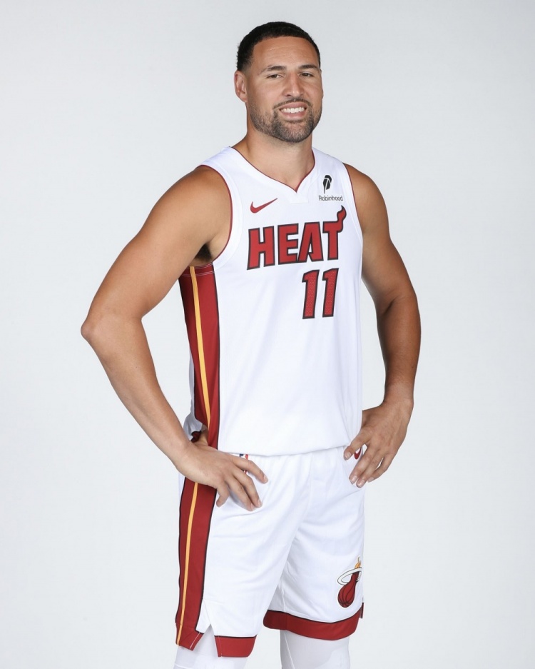 新造型亮相！NBA官方晒克莱身穿热火新战袍